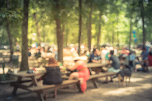 Розмита Довідкова Місцева мешканка Насолоджуйтесь пивний сад при пивоварінні в Техасі, США - Фото, зображення