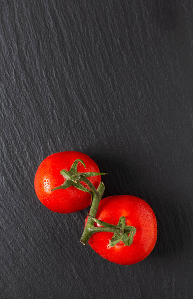Food ιδέα βιολογικά ντομάτες σε μαύρο πίνακα σχιστόλιθο με αντίγραφο σπα - Φωτογραφία, εικόνα