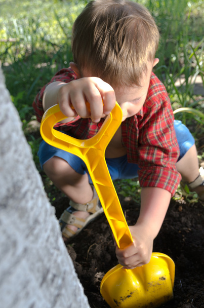 Little boy digging in the garden - Photo, Image
