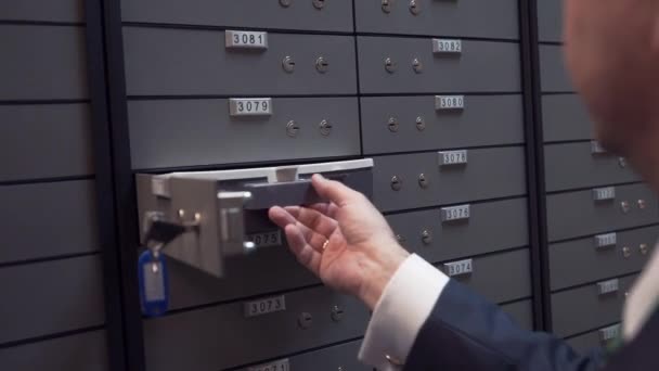 Urzędnik banku pokazuje pusty pojemnik bezpieczny depozyt plastikowy komórka - Materiał filmowy, wideo