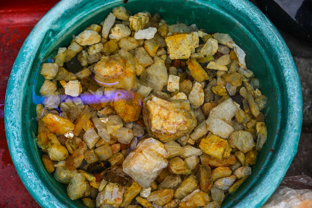 Сырые камни в корзине
 - Фото, изображение