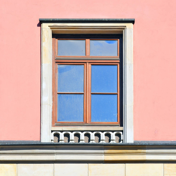 Okno starożytnego budynku. Stary Wrocław, 2019. - Zdjęcie, obraz