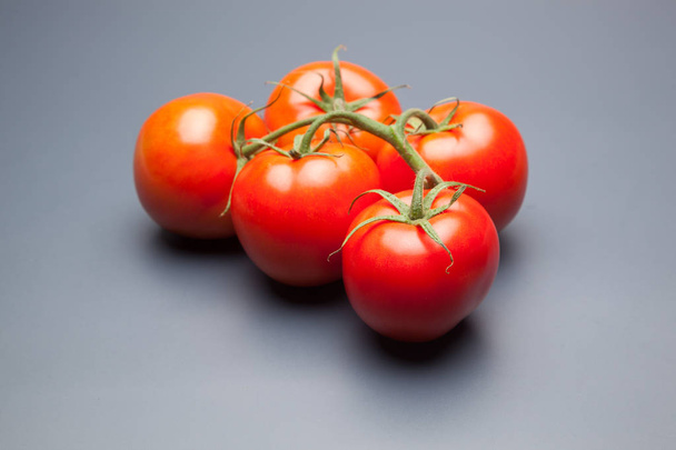 トマトの赤と新鮮な、テーブルにまっすぐに行くために庭から持って来られ、我々はサラダやフルーツ、ビタミンや抗酸化物質が豊富なフルーツとしてそれを生で食べることができます。トマトでジュース、ジャム、ソース、炒め物を作ることができ、肉で詰め込んで  - 写真・画像