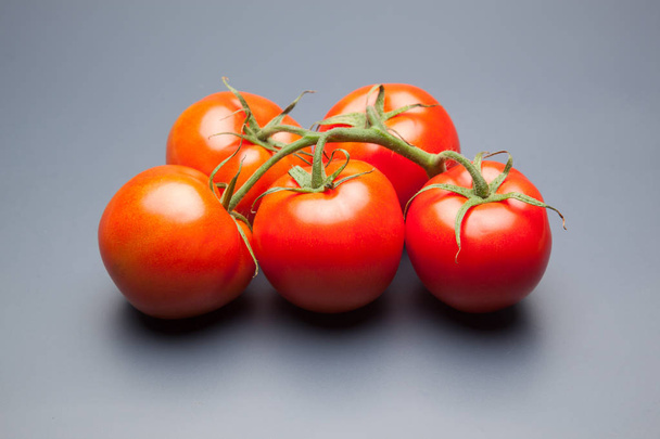 トマトの赤と新鮮な、テーブルにまっすぐに行くために庭から持って来られ、我々はサラダやフルーツ、ビタミンや抗酸化物質が豊富なフルーツとしてそれを生で食べることができます。トマトでジュース、ジャム、ソース、炒め物を作ることができ、肉で詰め込んで  - 写真・画像