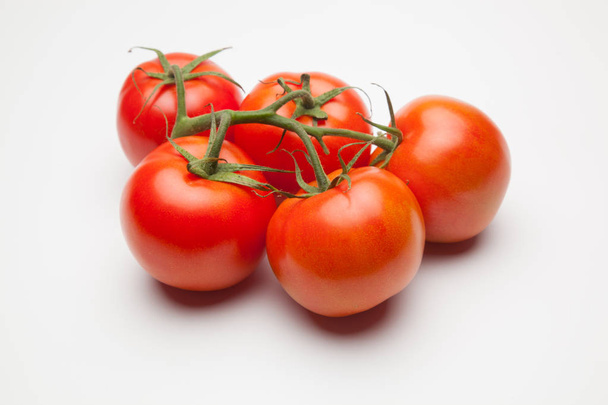 Tomate rot und frisch, aus dem Garten direkt auf den Tisch gebracht, können wir sie roh in Salaten oder als Obst essen, reich an Vitaminen und Antioxidantien. mit der Tomate können wir Säfte, Marmeladen, Soßen, braten, wir können es mit Fleisch stopfen und machen die  - Foto, Bild