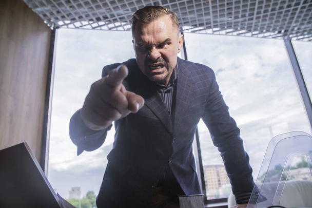 сердитий бос кричить і махає руками божевіллям в офісі
 - Фото, зображення