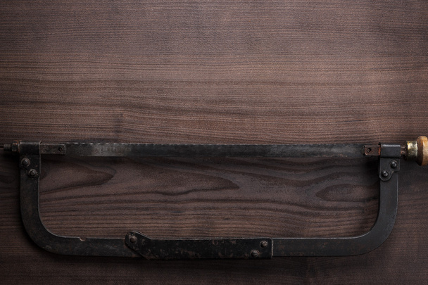 Old hacksaw rusty on wooden background - Foto, Imagem