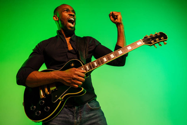 Young african-american jazz musician playing the guitar - Foto, Bild