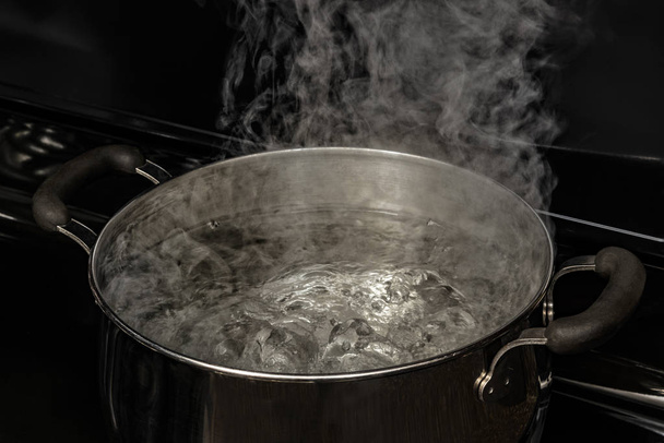 Boiling Water In Dutch Oven On Stove - Valokuva, kuva