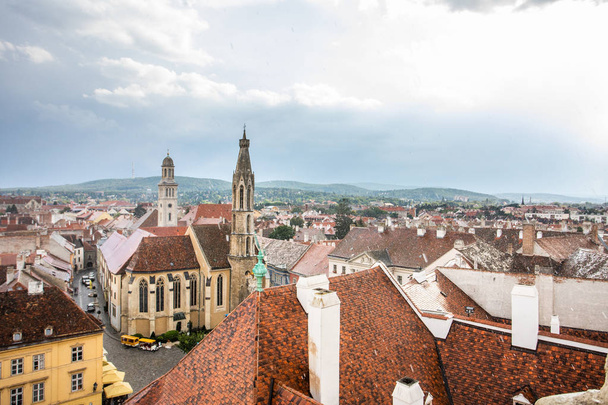 Burzliwe chmury nad malowniczym widokiem Sopron - Zdjęcie, obraz