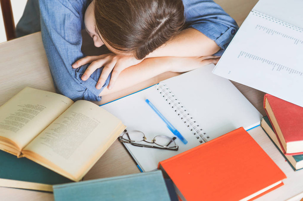 Gestresste College-Studentin müde von hartem Lernen mit Büchern in der Prüfungsvorbereitung, überforderte High-School-Teenagerin erschöpft von schwierigen Studien oder zu vielen Hausaufgaben, Cram-Konzept - Foto, Bild