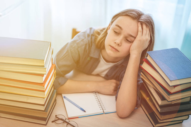 Стресс студент колледжа устал от тяжелой учебы с книгами в подготовке к экзаменам, перегружены школьница подросток утомлен сложными исследованиями или слишком много домашней работы, зубрить концепцию
 - Фото, изображение