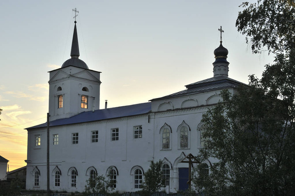 Prawosławny chrześcijański biały kamień kościół w Rosji nad brzegiem Wołgi w letni dzień wieczorem - Zdjęcie, obraz