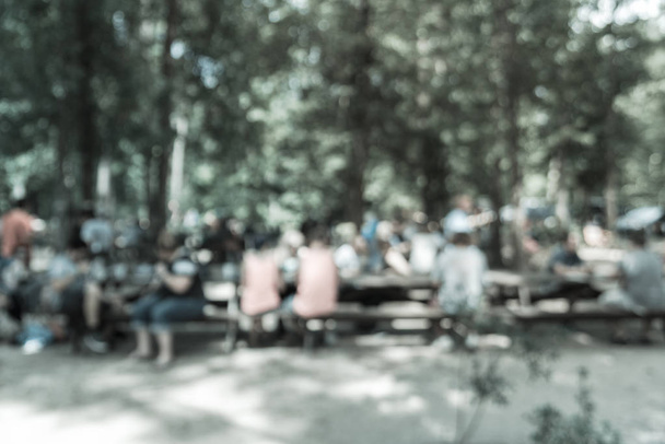 Отфильтрованное изображение размытого фона местный житель наслаждается пивным садом при варке пива в Техасе, США
 - Фото, изображение