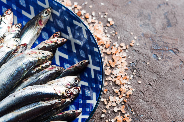Mavi balık. Pembe tuz ile bir çanak ana hovies - Fotoğraf, Görsel