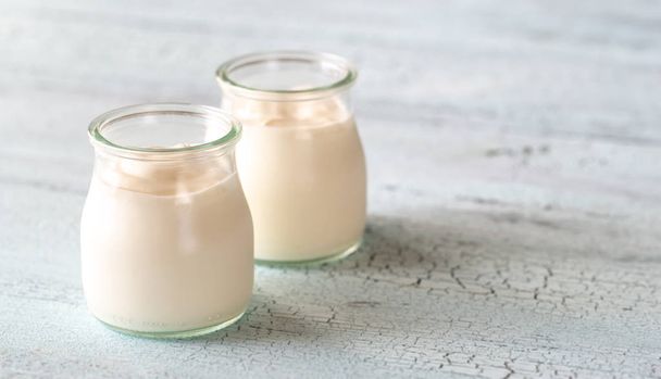 dos frascos de yogur griego
 - Foto, imagen
