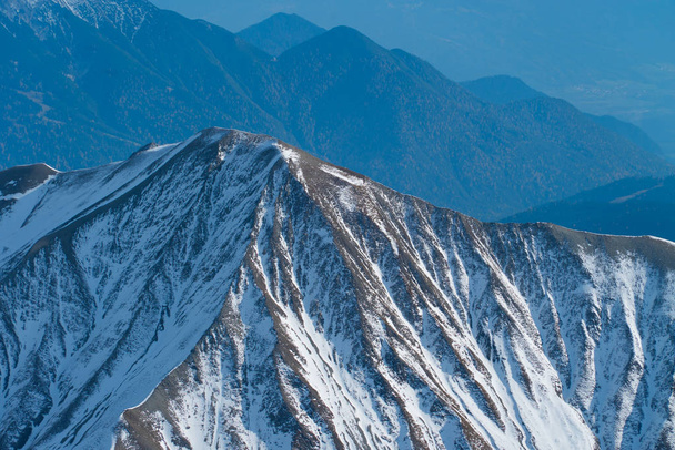 vue panoramique sur de belles montagnes enneigées d'hiver
 - Photo, image