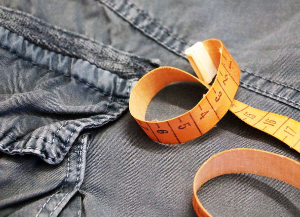 Pantalones viejos cinta métrica costurera
 - Foto, imagen