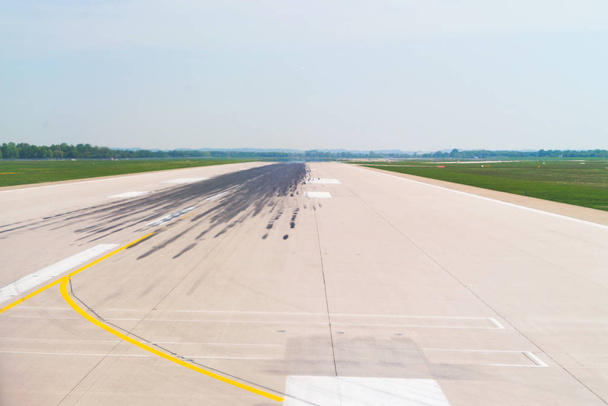 piste de l'aéroport avec des marques de pneus vue panoramique
 - Photo, image