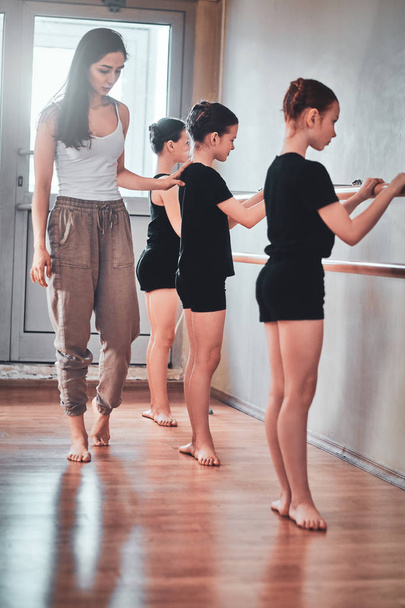 Ensaio diário de bailarinas jovens com professor
 - Foto, Imagem