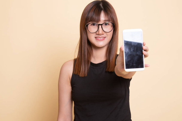 jeune femme asiatique avec téléphone mobile. - Photo, image