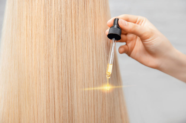 Master hairdresser procedure oil hair treatment for woman. Concept spa salon. - Foto, Imagen