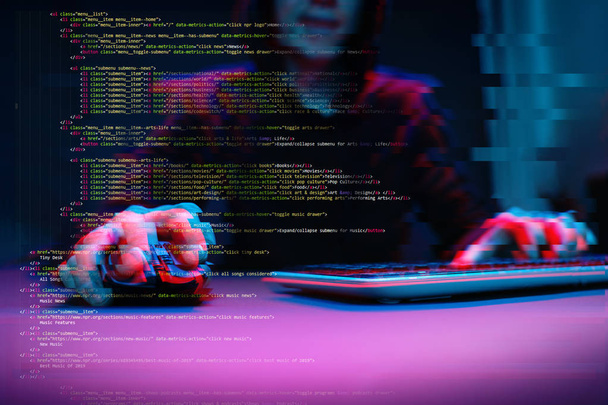 Hacker trabalhando com computador em sala escura com interface digital ao redor. Imagem com efeito de falha
. - Foto, Imagem