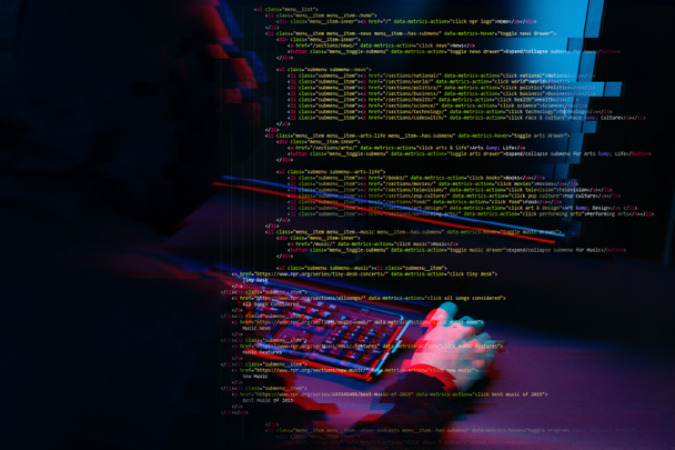 Hacker trabajando con ordenador en cuarto oscuro con interfaz digital alrededor. Imagen con efecto glitch
. - Foto, Imagen