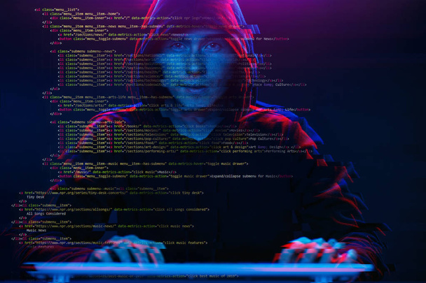 Hacker che lavora con il computer in camera oscura con interfaccia digitale intorno. Immagine con effetto glitch
. - Foto, immagini