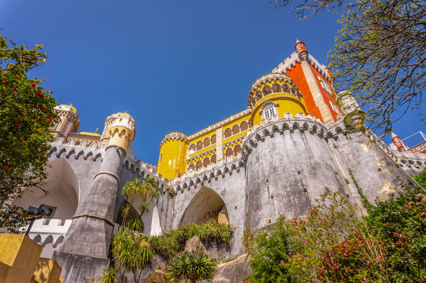 Imponujący Pałac da Pena na wzgórzu. Sintra, Portugalia - Zdjęcie, obraz