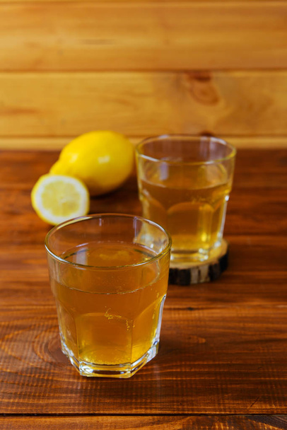 Kombucha thee in glazen op een houten tafel. - Foto, afbeelding