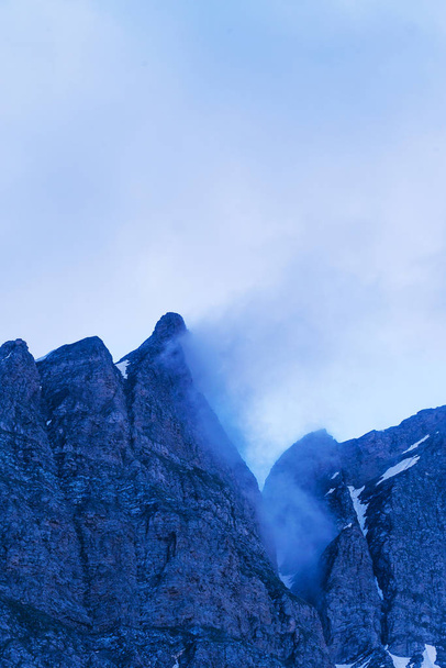 kaunis luonnonkaunis näkymä majesteettinen vuoret tausta
 - Valokuva, kuva