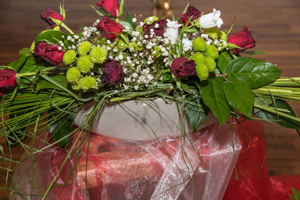 διακοσμητικά floral διευθέτηση-τριαντάφυλλα σε σκυρόδεμα - Φωτογραφία, εικόνα
