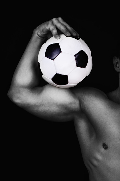 mężczyzna posiadający piłkę - Zdjęcie, obraz
