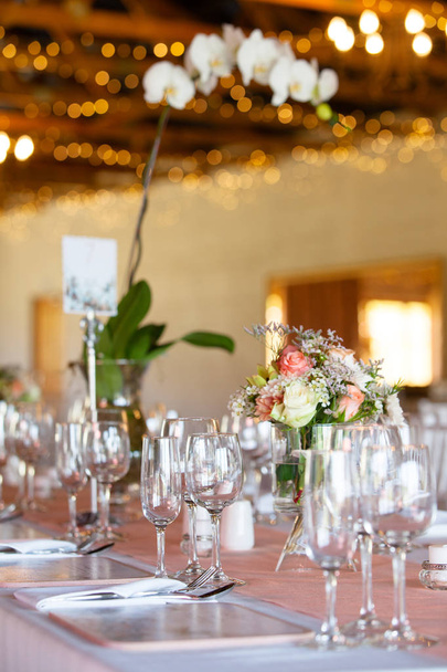 Свадебный зал с украшенными столами
 - Фото, изображение