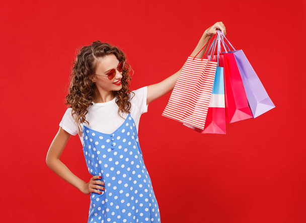 concetto di acquisti di shopping e vendite di ragazza felice con pac
 - Foto, immagini