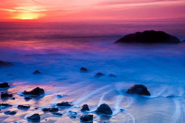 Sonnenuntergang an der felsigen Küste - Foto, Bild