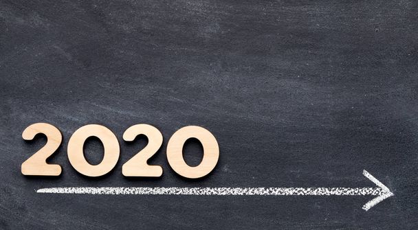 Концепция 2020 года на временной линии со стрелкой на меловом фоне
 - Фото, изображение