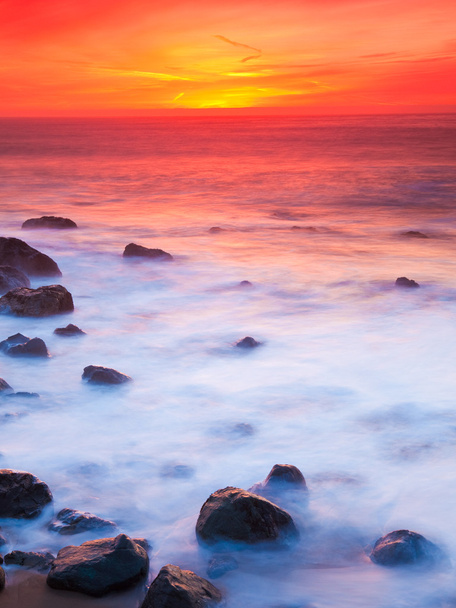 Coucher de soleil sur la côte rocheuse
 - Photo, image