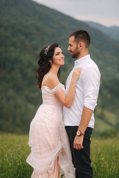 Hermosa pareja de boda en las montañas Cárpatos. Hombre guapo con mujer atractiva
 - Foto, imagen