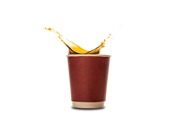 Сплеск кави в паперовій чашці кави ізольовано на білому тлі. Концепція: кавова реклама
 - Фото, зображення