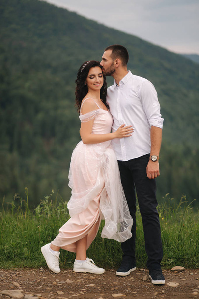 Bräutigam und Braut spazieren durch die Karpaten - Foto, Bild