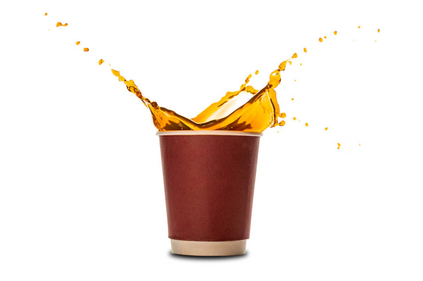 Одноразовые бумажные стаканчики с кофе брызги изолированы на белом. Концепция: реклама кофе
 - Фото, изображение
