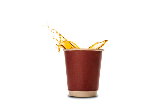 白に分離されたコーヒースプラッシュと使い捨て紙カップ。コンセプト:コーヒー広告 - 写真・画像