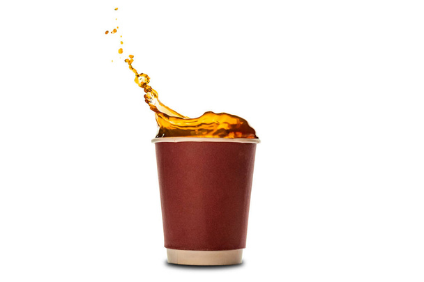 Χάρτινα κύπελλα μίας χρήσης με βουτιά στον καφέ, απομονωμένα σε λευκό. Έννοια: διαφήμιση καφέ - Φωτογραφία, εικόνα