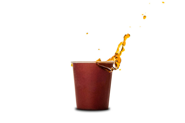 Copa con salpicaduras de café o té separado sobre fondo blanco. Bebida caliente con chapoteo, bebidas y refresco
.  - Foto, Imagen