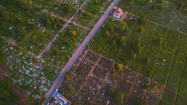 Top luchtfoto van Greenwood Cemetery in het natuurgebied. 4k. - Video