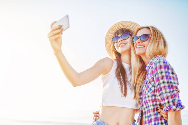 Grupo feliz de amigo faz uma selfie com um telefone celular
. - Foto, Imagem
