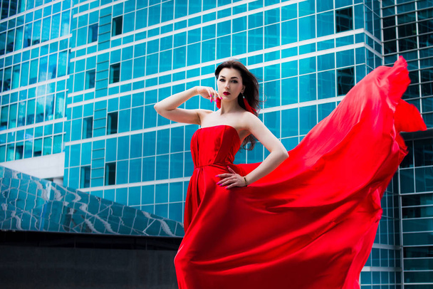 赤いふらふらしたドレスを着たゴージャスな女性。自由の概念。レッド モスクワ - 写真・画像