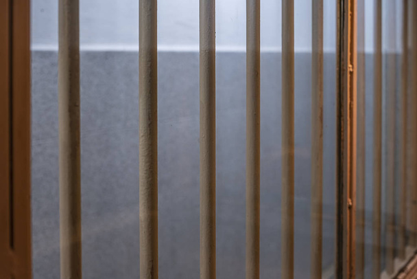 Bary na oknie w więzieniu - Zdjęcie, obraz